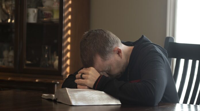 Cómo pedirle perdón a Dios: 10 Pasos para Buscar Su Misericordia y Restauración buscar el perdón de Dios